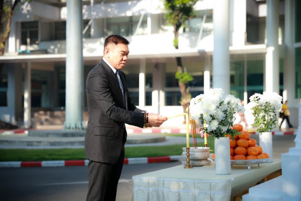 เลขาธิการ ป.ป.ส. พร้อมด้วยคณะผู้บริหาร ข้าราชการ พนักงานราชการ และเจ้าหน้าที่สำนักงาน ป.ป.ส. เข้าร่วมพิธีทำบุญตักบาตรเนื่องในโอกาสวันขึ้นปีใหม่ พุทธศักราช 2568