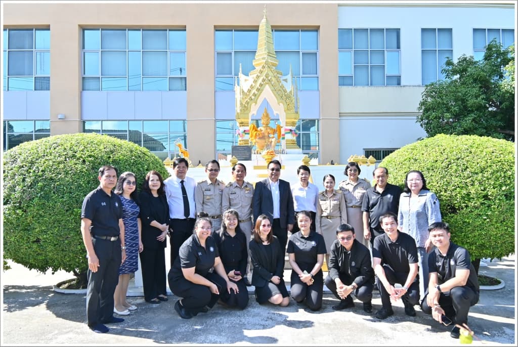 อธิบดีกรมบังคับคดีนำคณะผู้บริหารกรมบังคับคดี ไหว้สักการะท่านท้าวมหาพรหม และศาลตายาย เพื่อความเป็นสิริมงคล